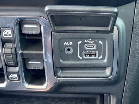 Used 2022 Jeep Wrangler Unlimited Sahara w/ Cold Weather Group image 19