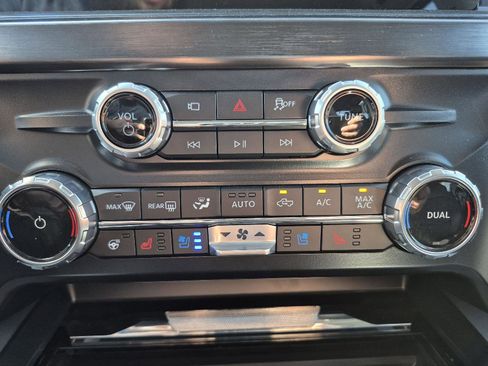 New 2025 Ford F250 Lariat w/ Black Appearance Package image 35