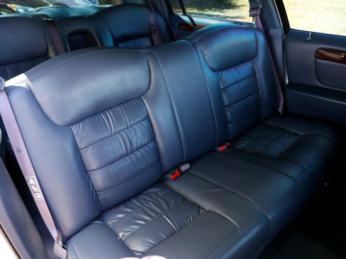 Used 1999 Lincoln Town Car Executive image 18