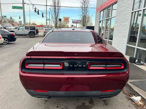 Used 2019 Dodge Challenger SXT image 6