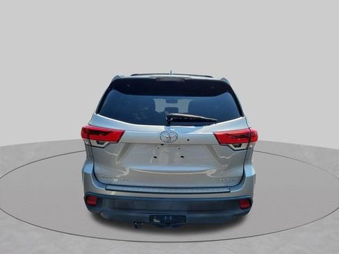 Used 2019 Toyota Highlander XLE AWD/4WD image 16