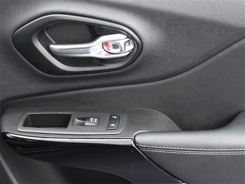 Used 2023 Jeep Cherokee Altitude Lux image 33