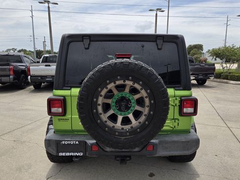 Used 2018 Jeep Wrangler Unlimited Sahara AWD/4WD image 8