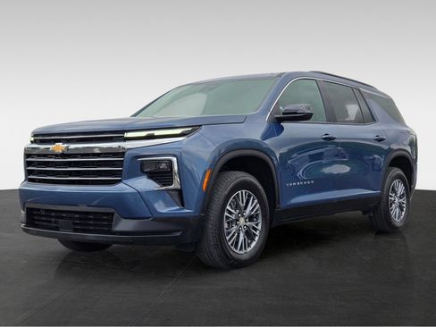 Used 2025 Chevrolet Traverse LT FWD image 9