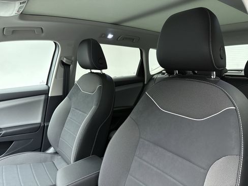 Used 2023 Volkswagen Taos SE AWD/4WD image 9