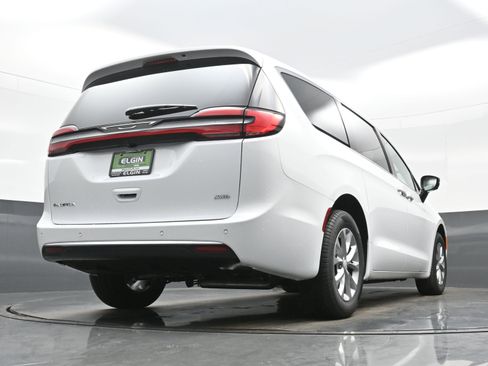 New 2027 Chrysler Pacifica Select AWD/4WD image 16