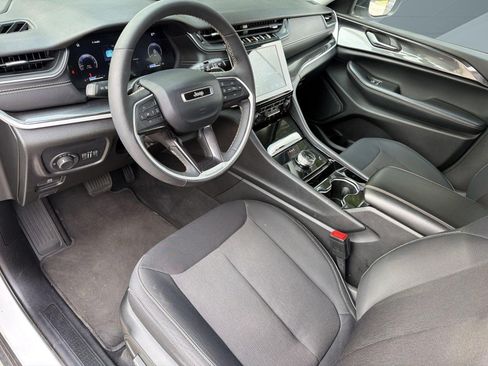 Used 2023 Jeep Grand Cherokee Laredo w/ Luxury Tech Group I AWD/4WD image 4