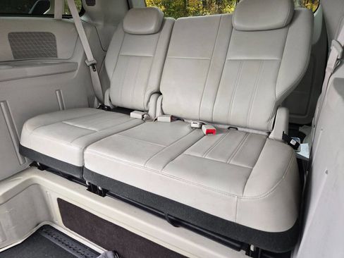 Used 2010 Dodge Grand Caravan SXT image 34