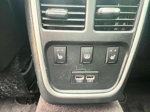 Used 2017 Chrysler 300 C RWD image 19