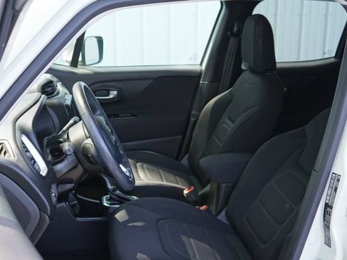 Used 2019 Jeep Renegade Latitude w/ Cold Weather Group FWD image 11