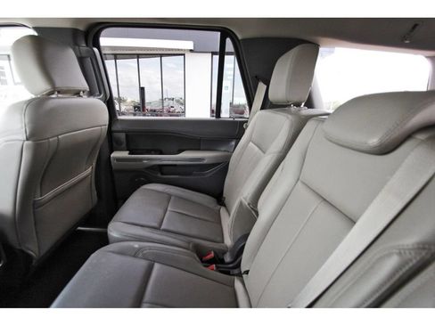 Used 2018 Ford Expedition XLT w/ Equipment Group 202A RWD image 12