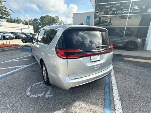 Used 2024 Chrysler Pacifica Touring-L FWD image 11