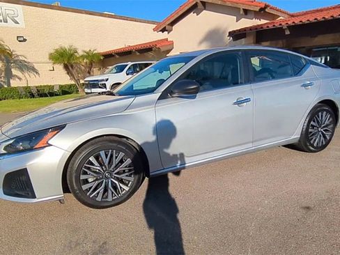 Used 2024 Nissan Altima 2.5 SV image 4