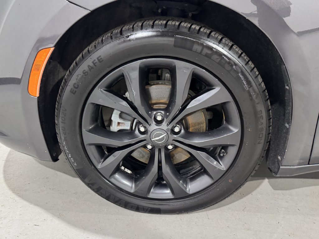 Used 2020 Chrysler Pacifica Touring w/ S Appearance Package FWD image 8