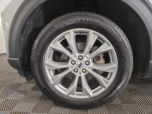 Used 2023 Ford Explorer XLT w/ Equipment Group 202A AWD/4WD image 32