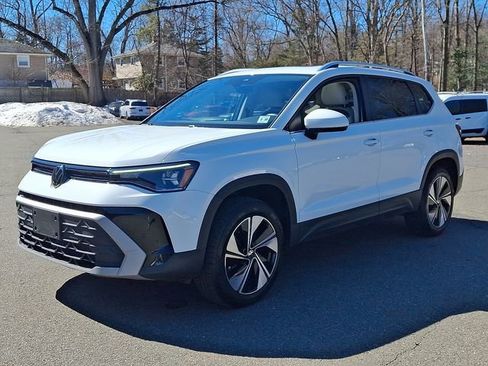 Certified 2025 Volkswagen Taos SE w/ Panoramic Sunroof Package image 5