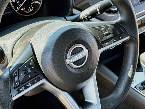 Used 2025 Nissan Altima 2.5 SV FWD image 12