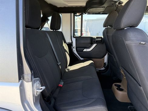 Used 2018 Jeep Wrangler Unlimited Sahara AWD/4WD image 11
