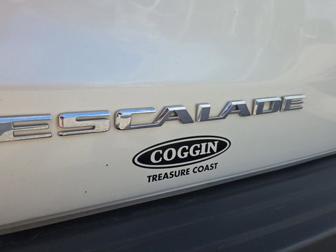 Used 2015 Cadillac Escalade Luxury image 38