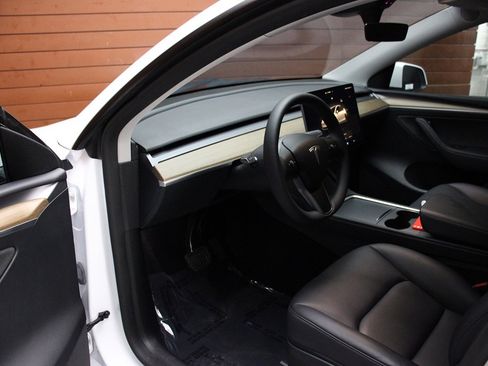 Used 2023 Tesla Model Y Long Range image 27