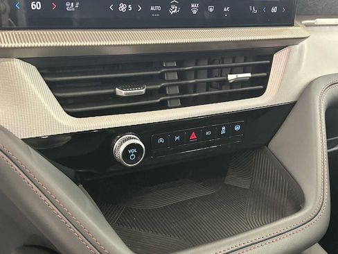 Used 2025 Ford Explorer Active w/ Active Comfort Package AWD/4WD image 34