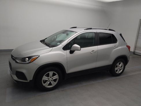 Used 2021 Chevrolet Trax LT w/ LT Convenience Package image 2