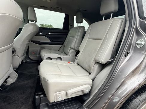 Used 2016 Toyota Highlander Limited FWD image 29
