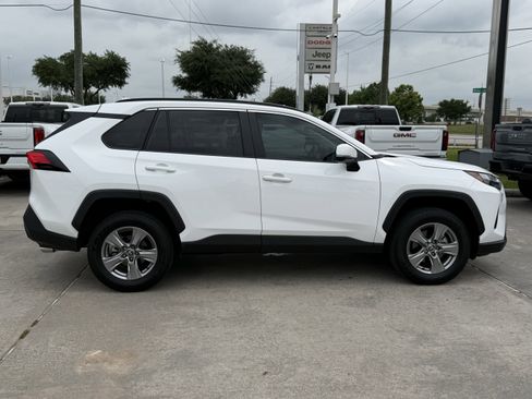 Used 2025 Toyota RAV4 XLE w/ Convenience Package FWD image 3