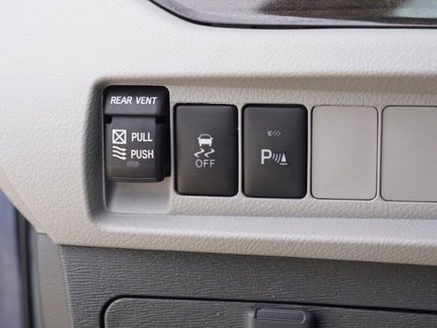 Used 2018 Toyota Sienna XLE w/ XLE Navigation Package FWD image 17