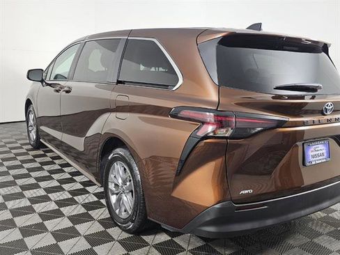 Used 2023 Toyota Sienna LE image 6