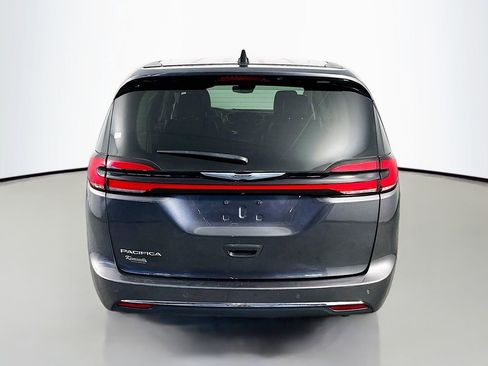 Used 2023 Chrysler Pacifica Touring-L FWD image 6