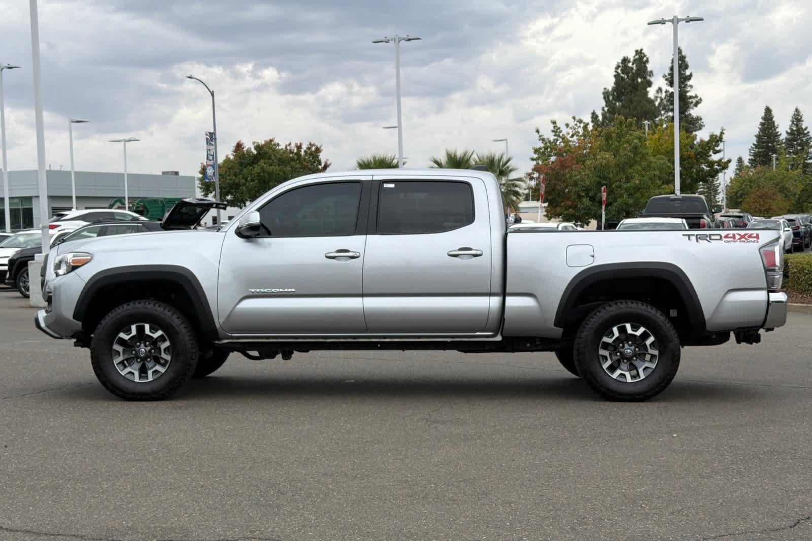 Used 2022 Toyota Tacoma TRD Off-Road AWD/4WD image 9