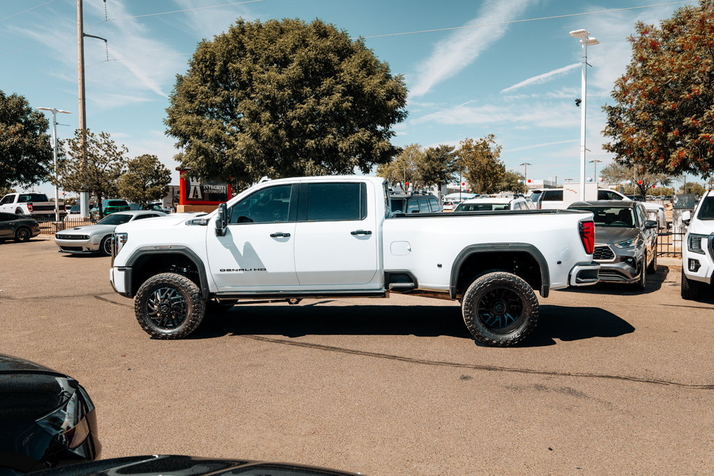 Used 2026 GMC Sierra 3500 Denali Ultimate w/ LPO, Black Badging Package AWD/4WD image 4