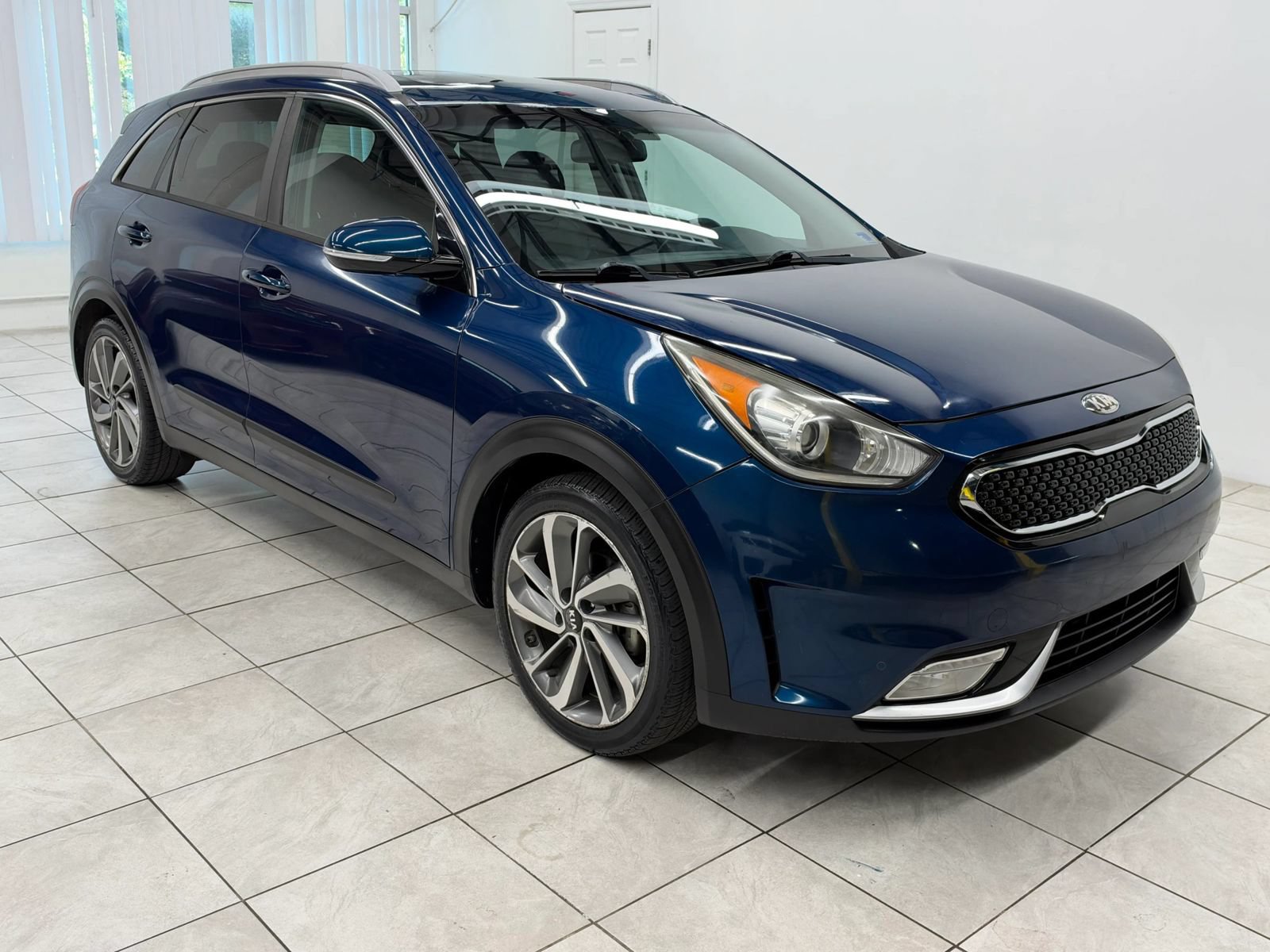 Used 2017 Kia Niro Touring FWD image 1