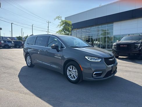 Used 2025 Chrysler Pacifica Select FWD image 1