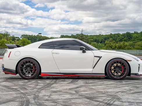 Used 2018 Nissan GT-R Premium AWD/4WD image 7