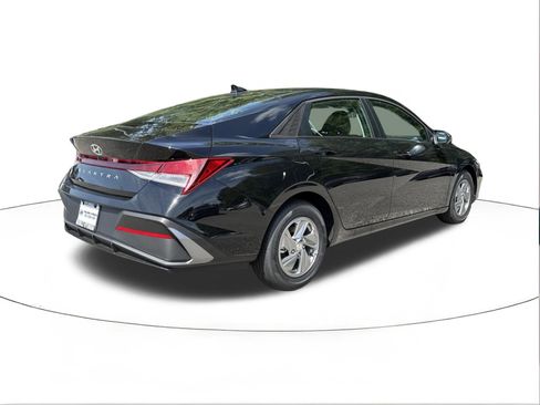 New 2026 Hyundai Elantra SE FWD image 3