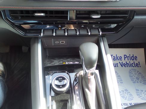 Used 2024 Chevrolet Colorado Z71 w/ Z71 Convenience Package 2 image 15