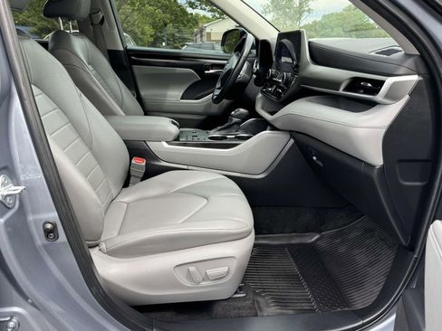 Used 2024 Toyota Highlander XLE FWD image 14