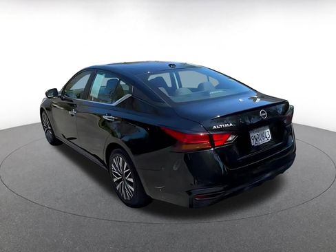 Used 2025 Nissan Altima 2.5 SV image 11