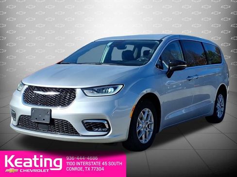 Used 2024 Chrysler Pacifica Touring-L image 8