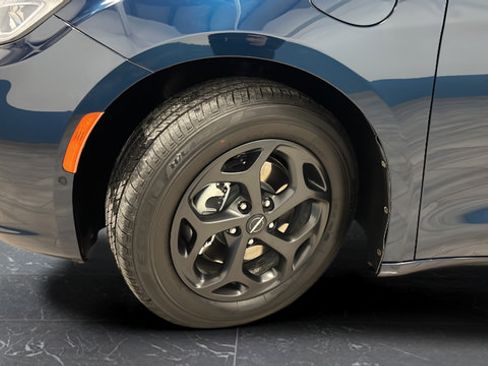 Used 2024 Chrysler Pacifica Limited FWD image 29