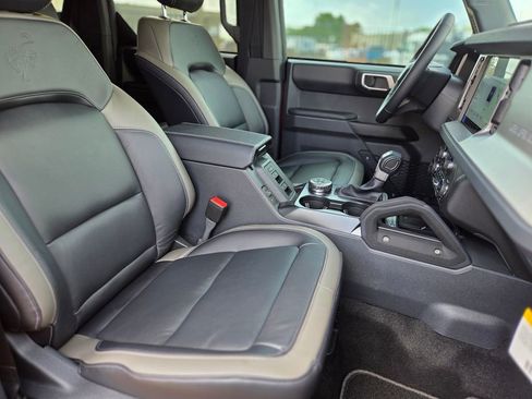 New 2026 Ford Bronco Outer Banks w/ Sasquatch Package image 17