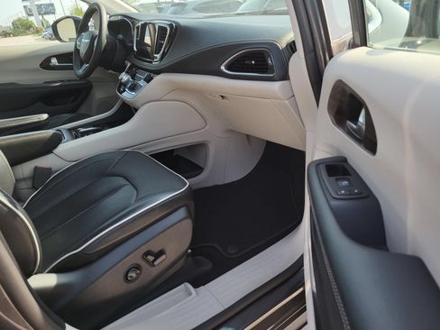 Used 2023 Chrysler Pacifica Limited FWD image 8