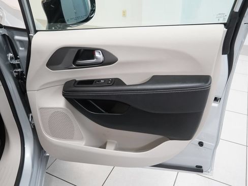 Used 2024 Chrysler Pacifica Limited FWD image 25