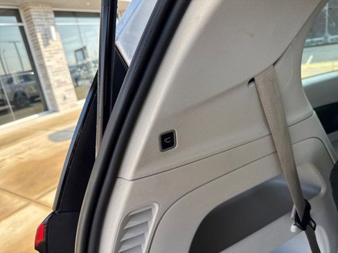 Used 2024 Chrysler Pacifica Touring-L image 21