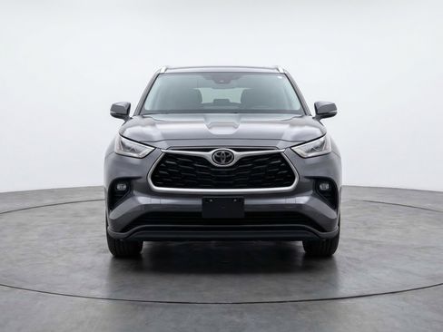 Used 2025 Toyota Highlander LE FWD image 2