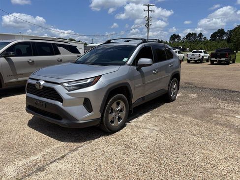 Used 2022 Toyota RAV4 XLE FWD image 2