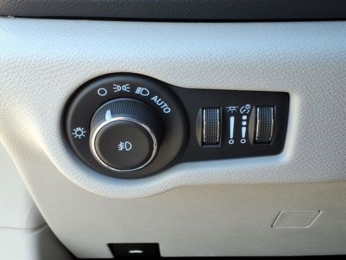 Used 2024 Chrysler Pacifica Touring-L image 16