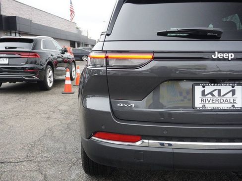 Used 2025 Jeep Grand Cherokee Limited AWD/4WD image 18